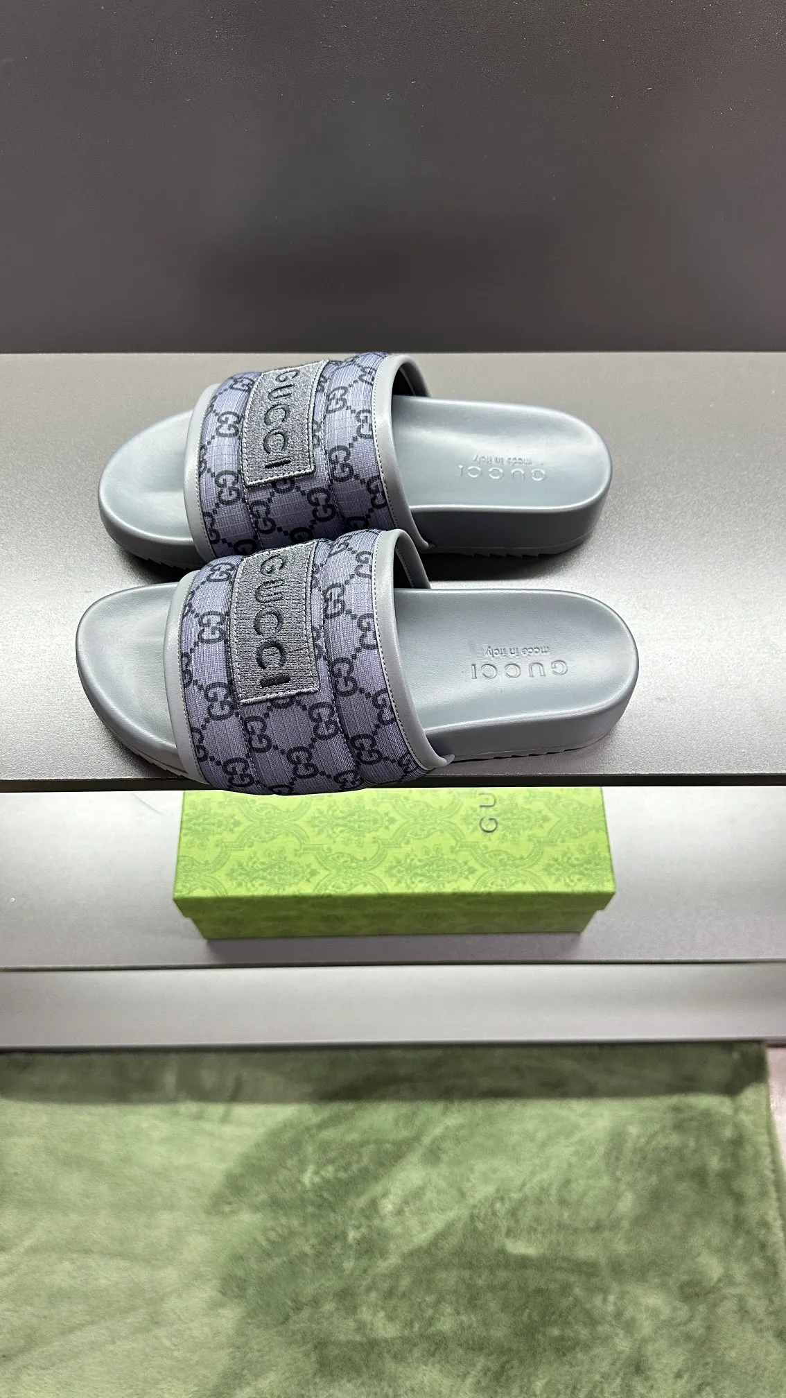 [G Family Couple Style] P: 300💰Female size 36~40 Men's size 39~45, (46. Custom-made Unisex GG slippers This slipper is made of GG polyester fiber and is decorated with a Gucci label on the front, adding a striking logo feel to the style. Beige GG recycled polyester fiber Unisex leather trim "Gucci Made in Italy" embroidered label Rubber sole Flat Made in Italy